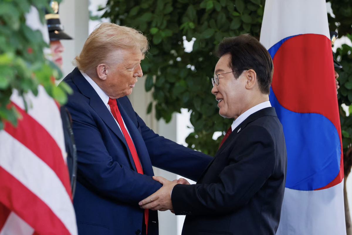 Tổng thống Mỹ Donald Trump (trái) tiếp Tổng thống Hàn Quốc Lee Jae Myung tại Nhà Trắng ngày 25/8/2025 - Ảnh: Reuters.