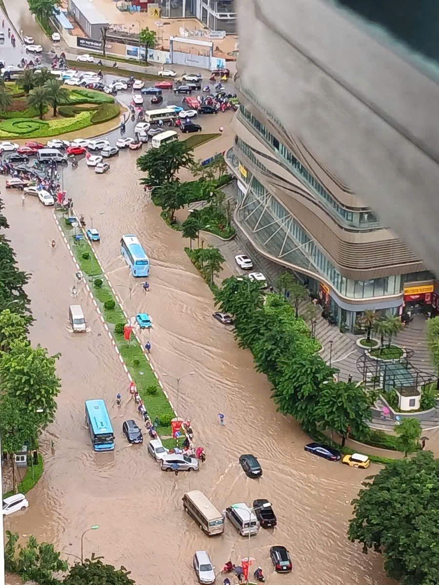 Hiện tại, mưa vẫn tiếp diễn khiến cho nhiều người lo lắng không thể về nhà vì đường đã thành sông lớn. 