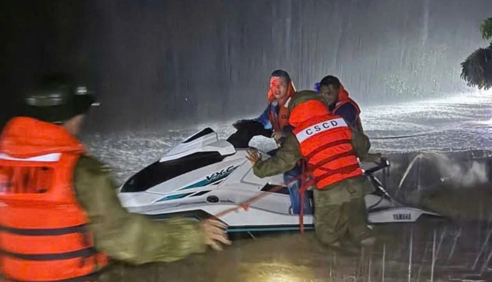 Trong đêm 25/8, Công an tỉnh Thanh Hóa giải cứu 3 người bị cô lập do nước lũ dâng cao tại khu vực cạnh suối Chuỗi, xã Sao Vàng