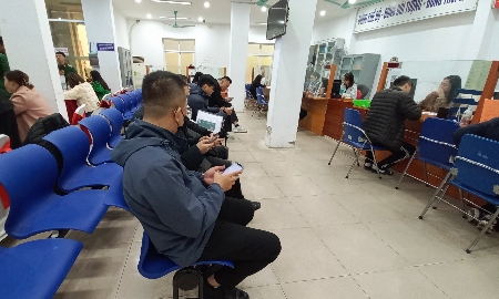 Người lao động chờ làm thủ tục hưởng bảo hiểm thất nghiệp tại Hà Nội. Ảnh: Thu Hằng.