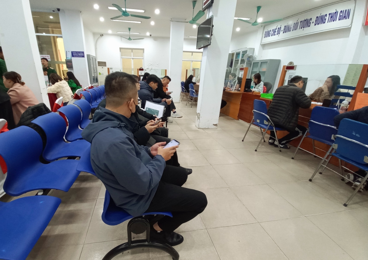 Người lao động chờ làm thủ tục hưởng bảo hiểm thất nghiệp tại Hà Nội. Ảnh: Thu Hằng.