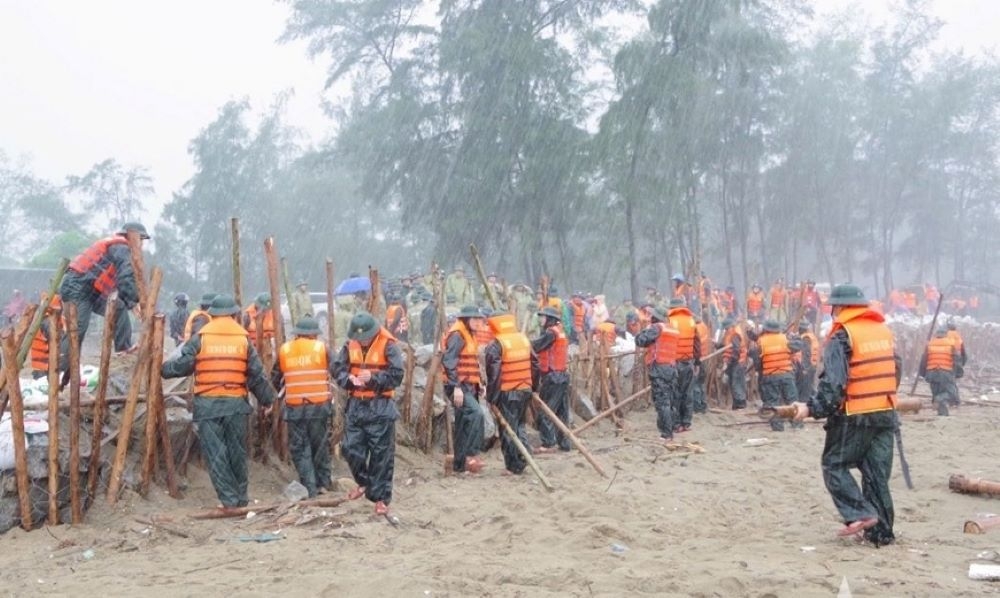 Lực lượng chức năng tập trung khắc phục những sự cố do bão số 5. Ảnh VPG.