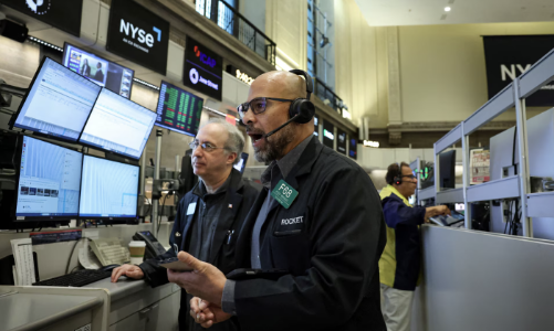 Chứng khoán Mỹ giảm điểm trong lúc đánh giá triển vọng lãi suất, giá dầu tăng mạnh