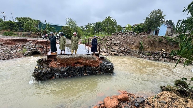Nhiều cây cầu ở xã Kỳ Thượng bị sạt lở, có khu vực bị nước cuốn trôi mất đường.