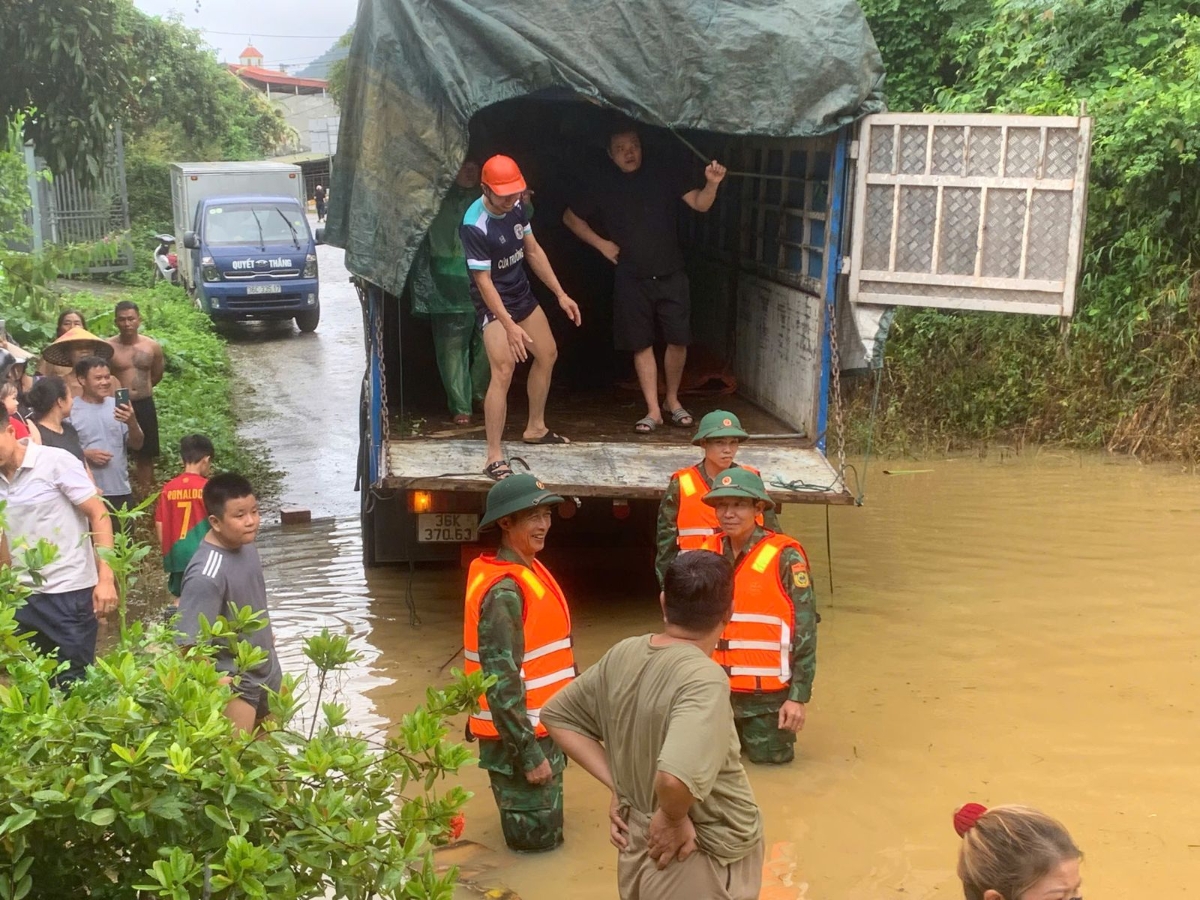&nbsp;Ngày 26/8 tại phố Bá Lộc, xã Thiết Ống, Công an xã đã phối hợp với Tiểu đoàn 19, bộ đội Biên phòng tỉnh hỗ trợ,giúp đỡ người dân sơ tán bảo vệ tài sản trước ảnh hưởng của mưa bão&nbsp;&nbsp;