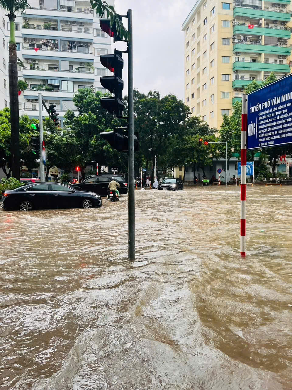 Do đường ngập sâu, ùn tắc khắp nơi nên nhiều người không thể đến công sở đúng giờ, thậm chí phải quay về nhà, trẻ em không thể tới trường. Dự báo mưa tại Hà Nội sẽ còn tiếp tục diễn ra trên diện rộng. 