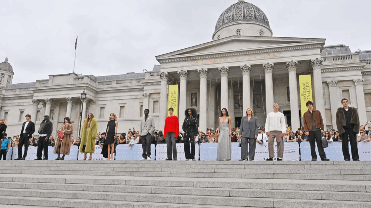 Sshow diễn tại quảng trường Trafalgar, Luân Đôn, Anh Quốc đánh dấu sự trở lại mạnh mẽ của Topshop - thương hiệu thời trang dẫn đầu những năm 2010s.