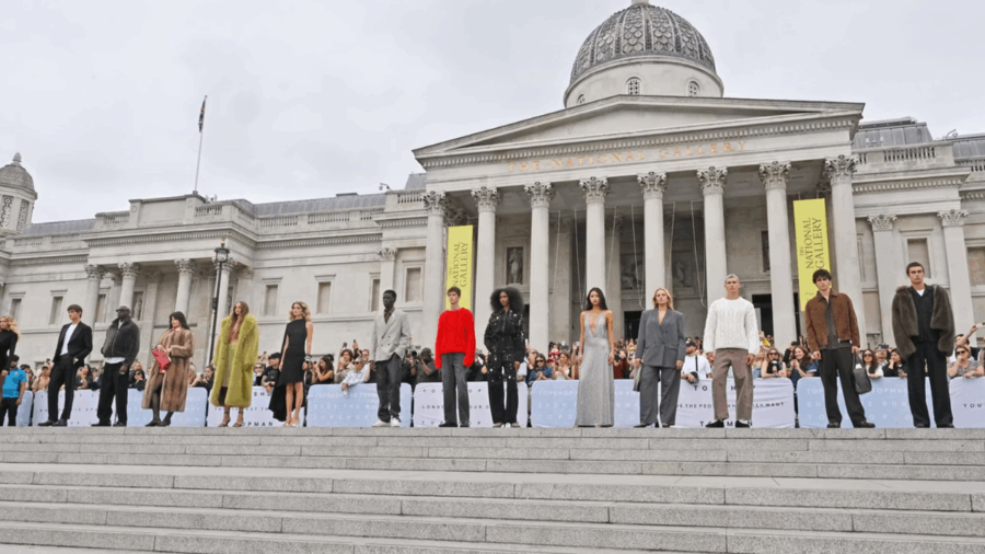 Sshow diễn tại quảng trường Trafalgar, Luân Đôn, Anh Quốc đánh dấu sự trở lại mạnh mẽ của Topshop - thương hiệu thời trang dẫn đầu những năm 2010s.