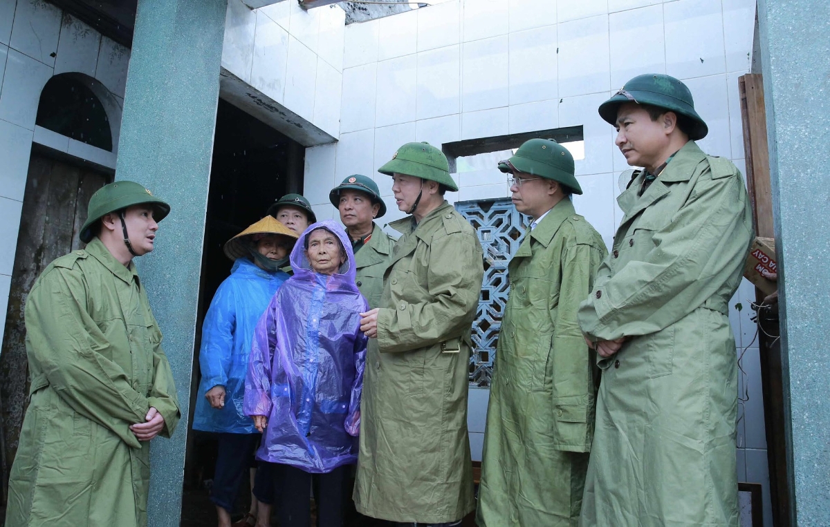 Phó Thủ tướng yêu cầu chính quyền địa phương lập danh sách đầy đủ, chính xác và công khai để kịp thời cấp phát hỗ trợ cho những hộ thuộc diện chính sách, hộ nghèo bị ảnh hưởng bởi bão số 5