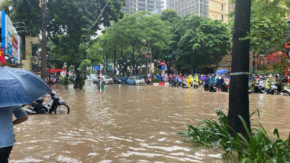 Người dân tìm mọi cách để vượt qua những điểm ngập sâu nhưng thoát được điểm ngập này ngay lập tức phải đối mặt với khu vực ngập khác. Giao thông thành phố hỗn loạn từ ngay đầu giờ sáng.