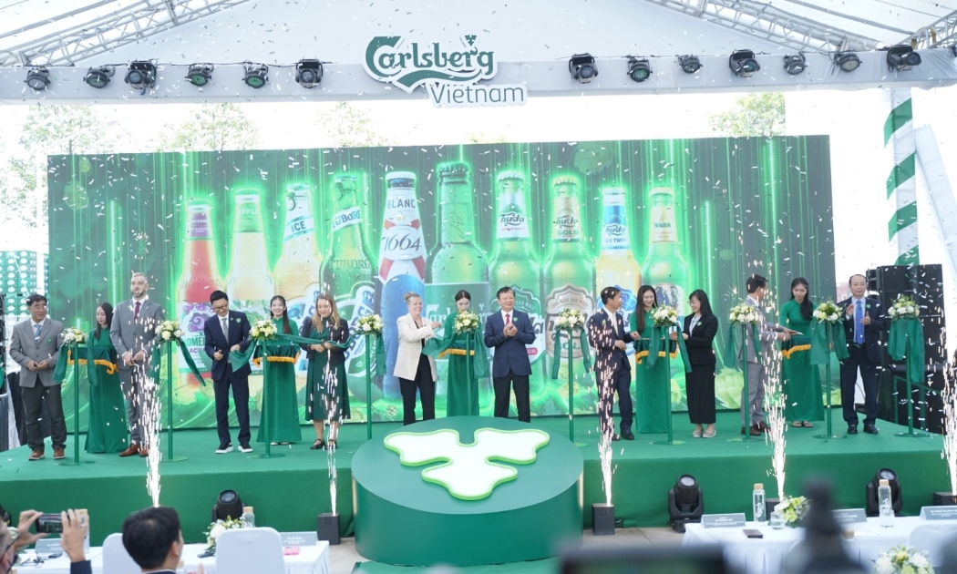 Banh lãnh đạo cấp cao của Tập đoàn Carlsberg cùng các vị khách quý cùng cắt băng khánh thành nhà máy bia Phú Bài mở rộng.