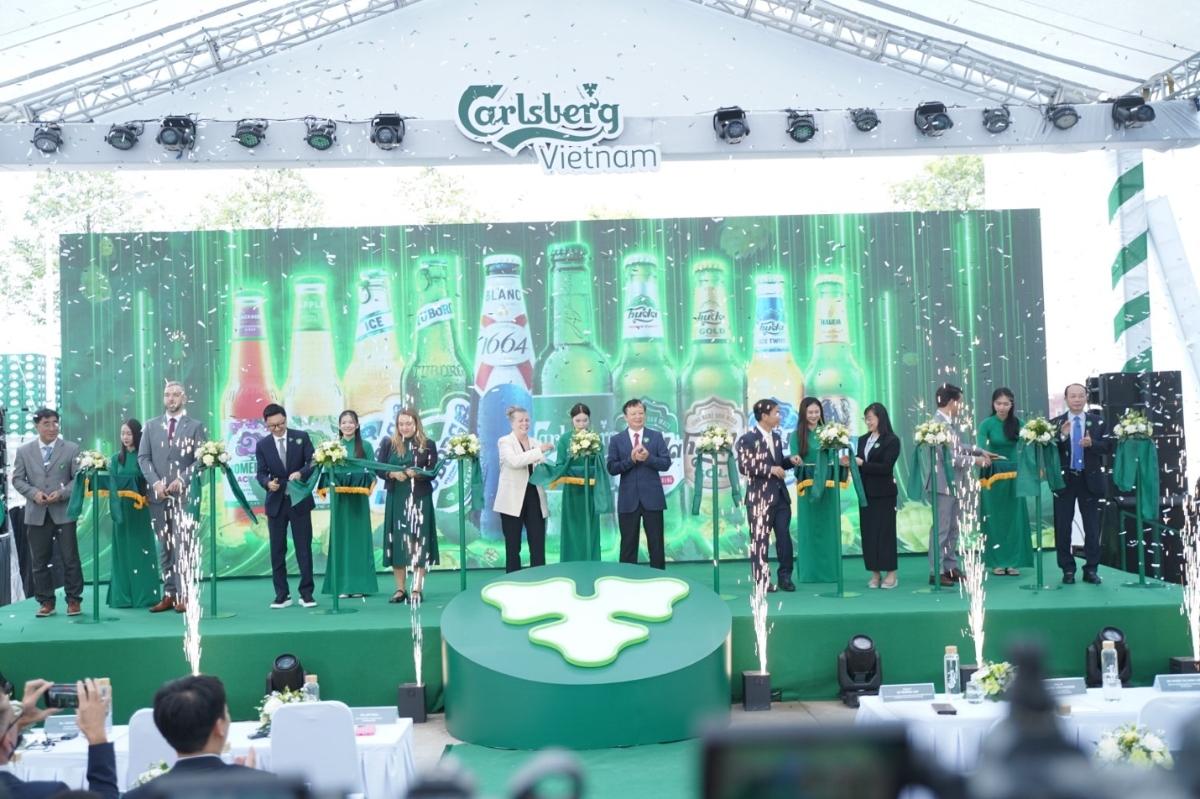 Banh lãnh đạo cấp cao của Tập đoàn Carlsberg cùng các vị khách quý cùng cắt băng khánh thành nhà máy bia Phú Bài mở rộng.