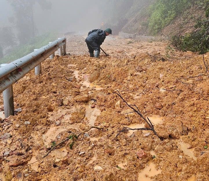 Đoạn đường 534C lên cửa khẩu phụ Cao Vều, xã Anh Sơn, tỉnh Nghệ An. bị sạt lở hơn 10 điểm trong đó có 1 điểm đất đá phủ ngang đường phương tiện không lưu thông được.