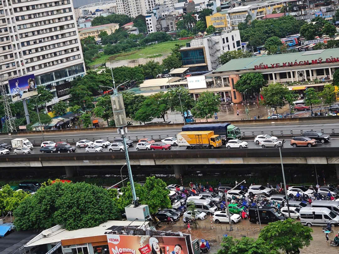 Hàng loạt phương tiện đứng chôn chân trên vành đai 3 cũng như đường Phạm Hùng, tình trạng tắc nghẽn kéo dài từ đầu giờ cao điểm...