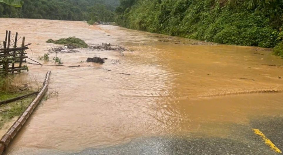 Do mưa lớn kéo dài, nước sông Luồng dâng cao đã gây ngập úng, chia cắt Quốc lộ 15C. Đoạn đường bị ngập kéo dài khoảng 4km, từ Km10+500 đến Km14+700, thuộc địa bàn xã Nam Xuân, Thanh Hoá.&nbsp;