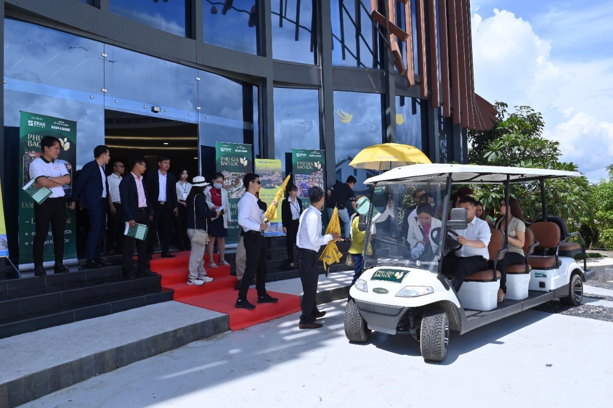 Khách hàng quan tâm và tham quan dự án khu đô thị Phú Gia Bảo Lộc.