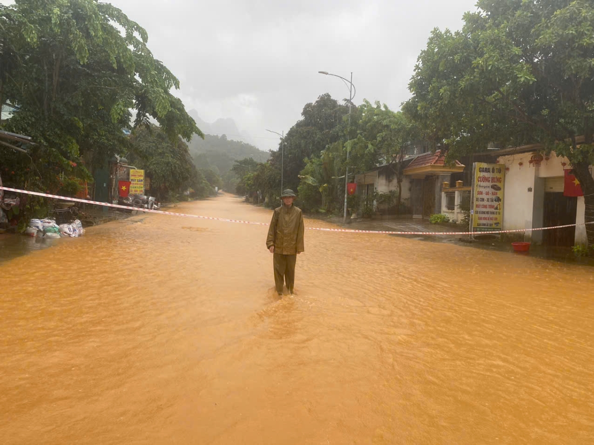 &nbsp; Công an xã Hồi Xuân dầm mưa bảo đảm an toàn cho người dân khi tham gia giao thông trên tuyến Quốc lộ 15Cvà 15A đoạn qua địa bàn xã Hồi Xuân&nbsp;&nbsp;
