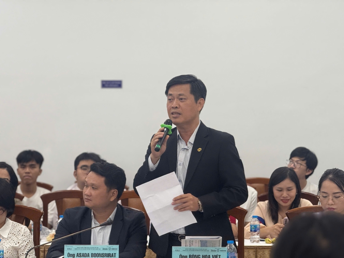 &nbsp;Ông Bông Hoa Việt, Cố vấn Ban Giám đốc, Công ty CP Nhựa Bình Minh chia sẻ tại diễn đàn