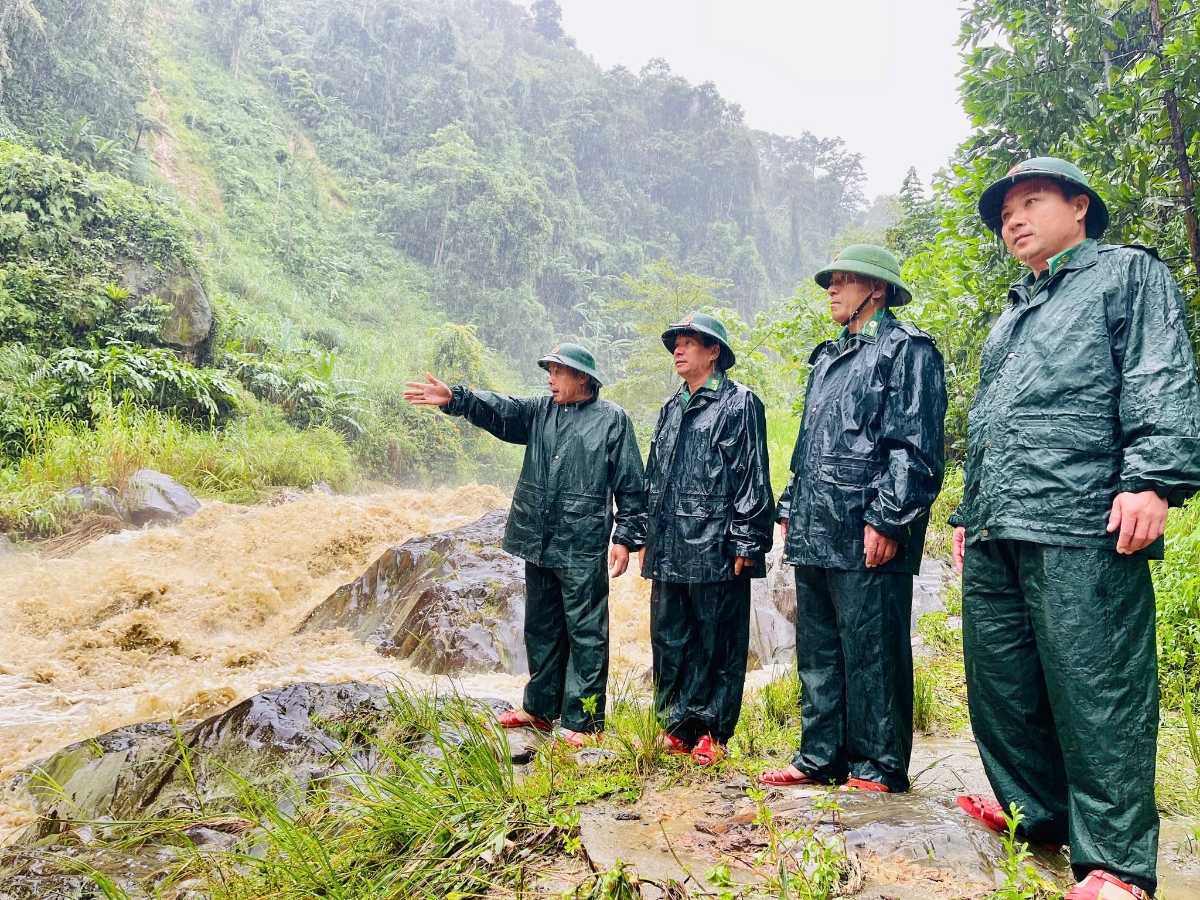 &nbsp;Trước diễn biến phức tạp của cơn bão số 5, Đồn Biên phòng Nậm Càn (Nghệ An) ứng trực 100% quân số sẵn sàng ứng cứu trong bão lũ và thường xuyên cử các đội công tác kiểm tra, bám nắm tình hình địa bàn, các khu vực trọng yếu có nguy cơ sạt lở cao.&nbsp; &nbsp;