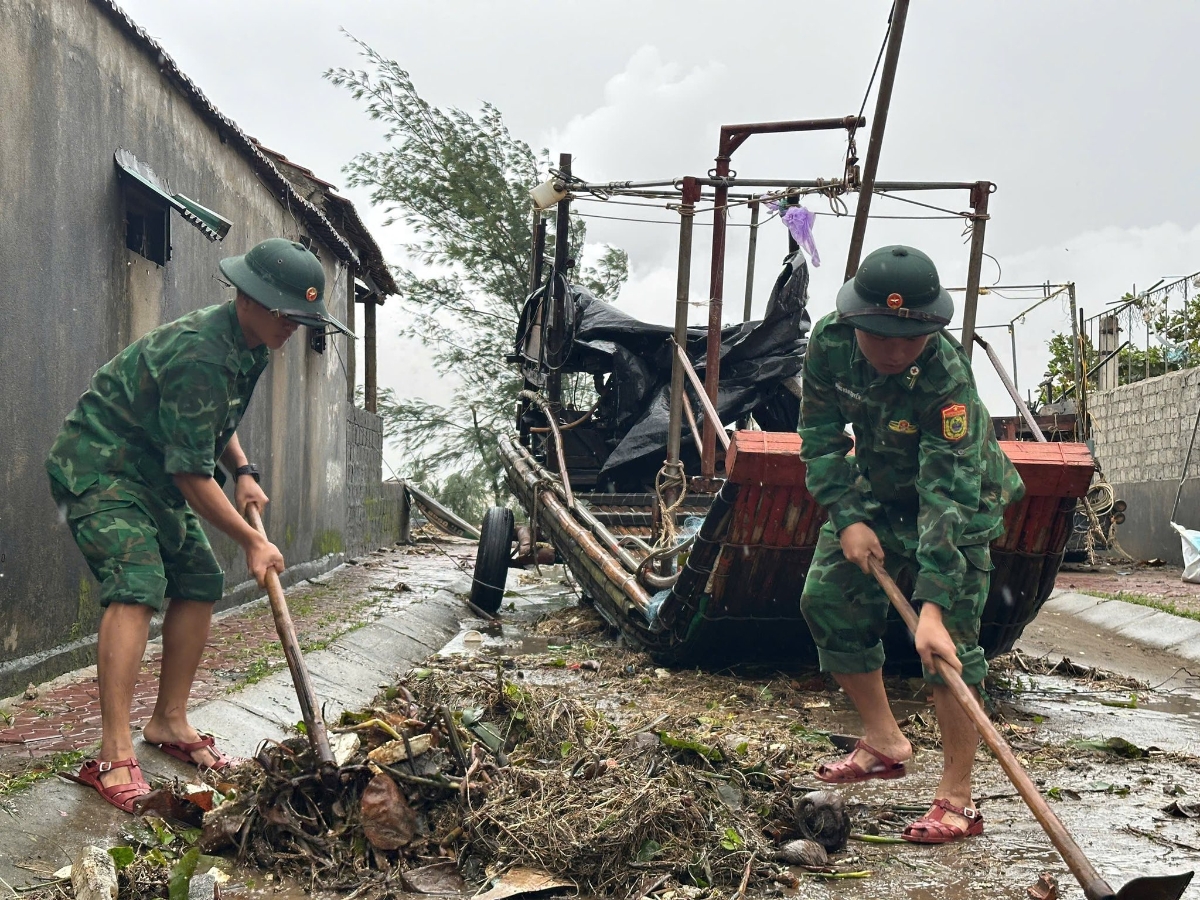 Đồn Biên phòng Diễn Thành cử  lực lượng giúp  nhân dân trên địa bàn khắc phục hậu quả bão số 5.