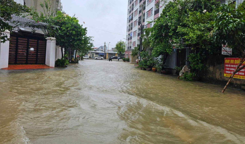 Nhiều tuyến phố tại phường Hạc Thành ngập sâu.