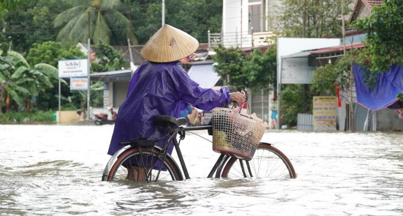 Nước sông Chu lên cao, tràn vào đường quốc lộ cũng khiến người dân vật lộn, bì bõm trong nước. Tối ngày 26/8, nước đang rút nhưng rất chậm. Nhiều gia đình phải tạm thời sơ tán sang nhà người thân ở khu vực cao ráo để đảm bảo an toàn. Người dân lo ngại, nếu mưa lớn tiếp tục kéo dài, mức độ ngập lụt và thiệt hại sẽ còn nghiêm trọng hơn.