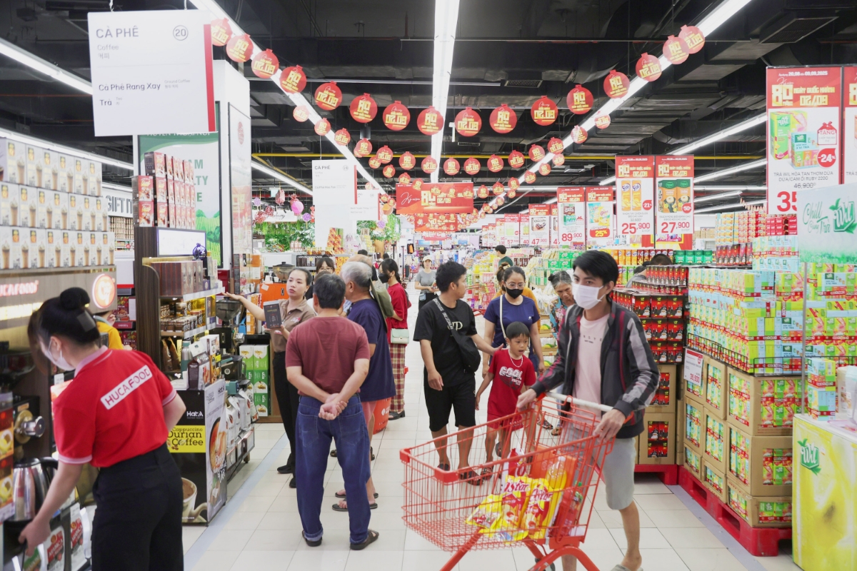 Nhiều mặt hàng áp dụng mức giảm giá sâu lên đến 50%.