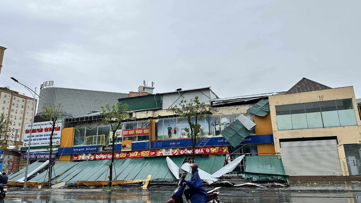 Mưa lớn kèm gió mạnh làm gãy sập nhiều mái tôn, bảng biển quảng cáo.