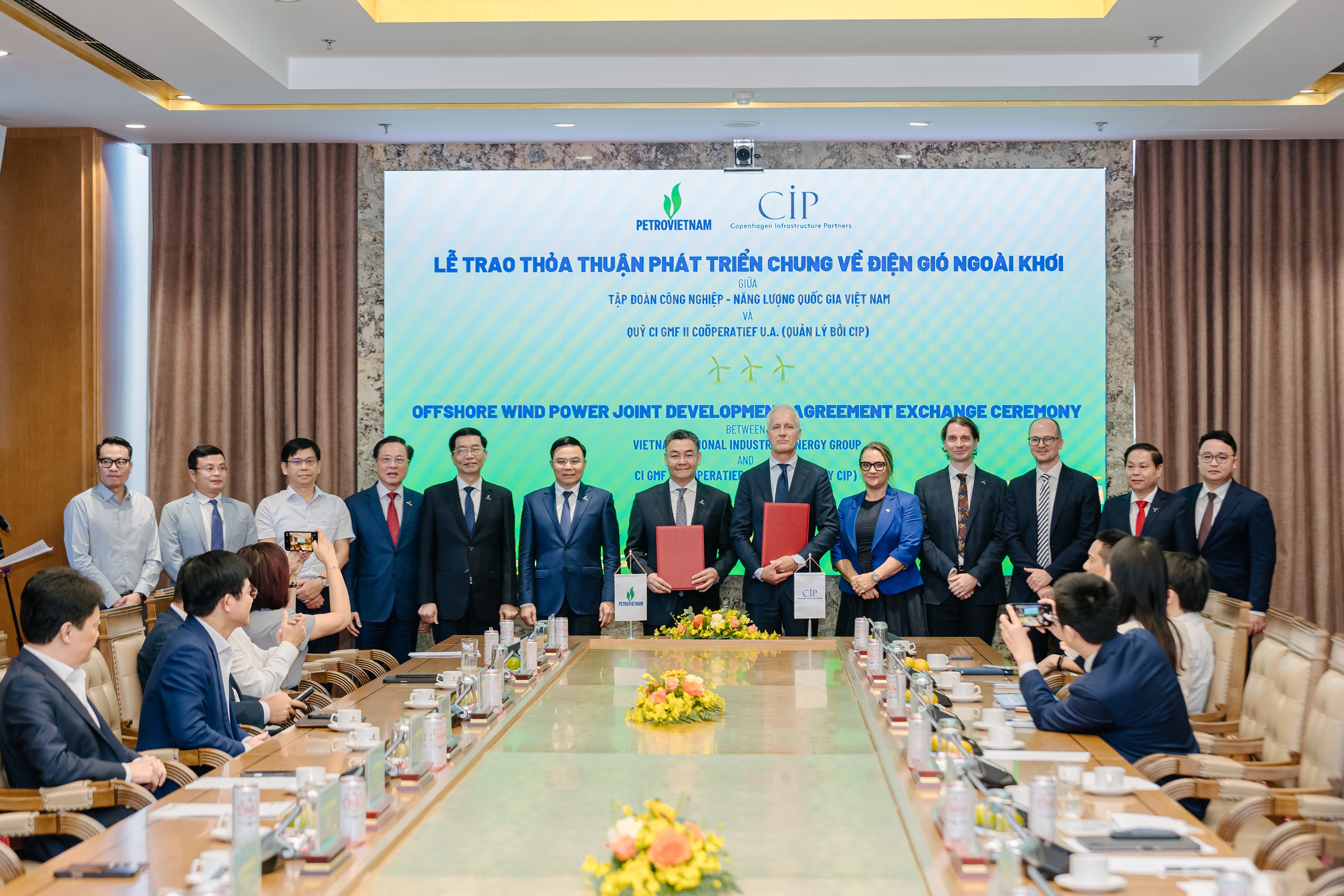 Lễ trao thỏa thuận cùng phát triển một dự án điện gió ngoài khơi tại khu vực Nam Trung Bộ của Việt Nam giữa CIP và Petrovietnam.