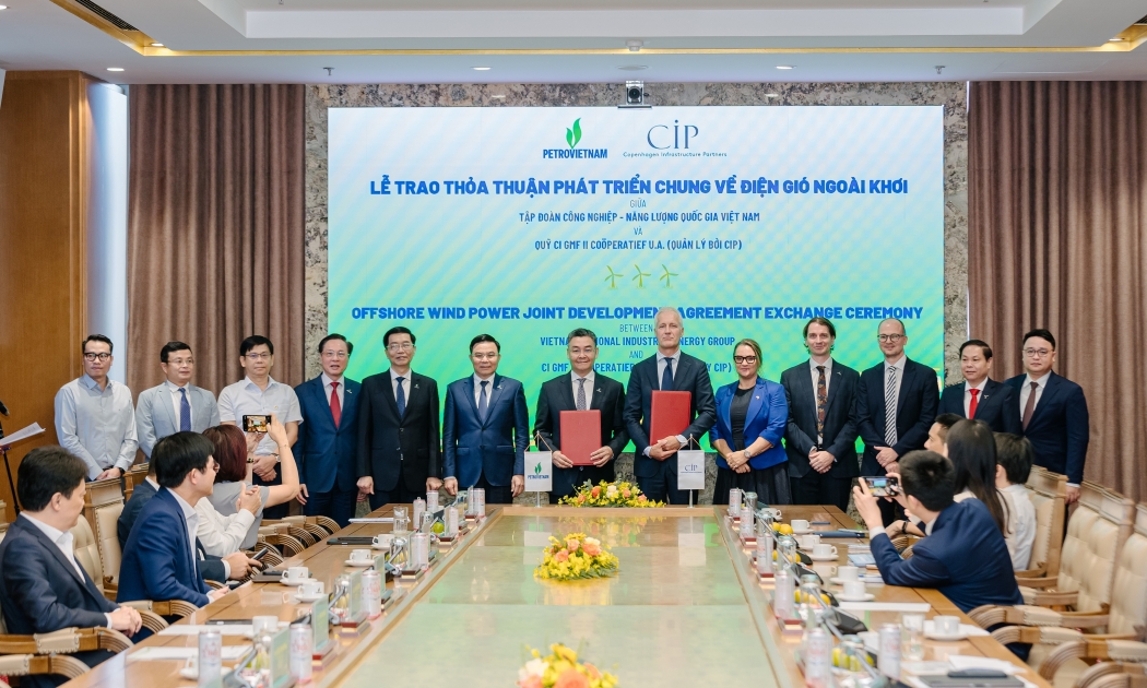 Lễ trao thỏa thuận cùng phát triển một dự án điện gió ngoài khơi tại khu vực Nam Trung Bộ của Việt Nam giữa CIP và Petrovietnam.