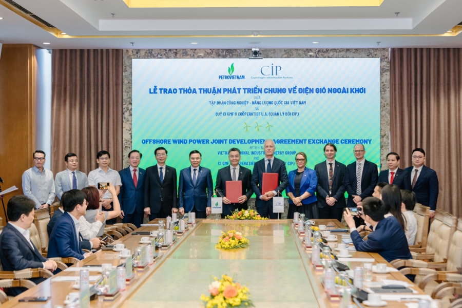 Lễ trao thỏa thuận cùng phát triển một dự án điện gió ngoài khơi tại khu vực Nam Trung Bộ của Việt Nam giữa CIP và Petrovietnam.