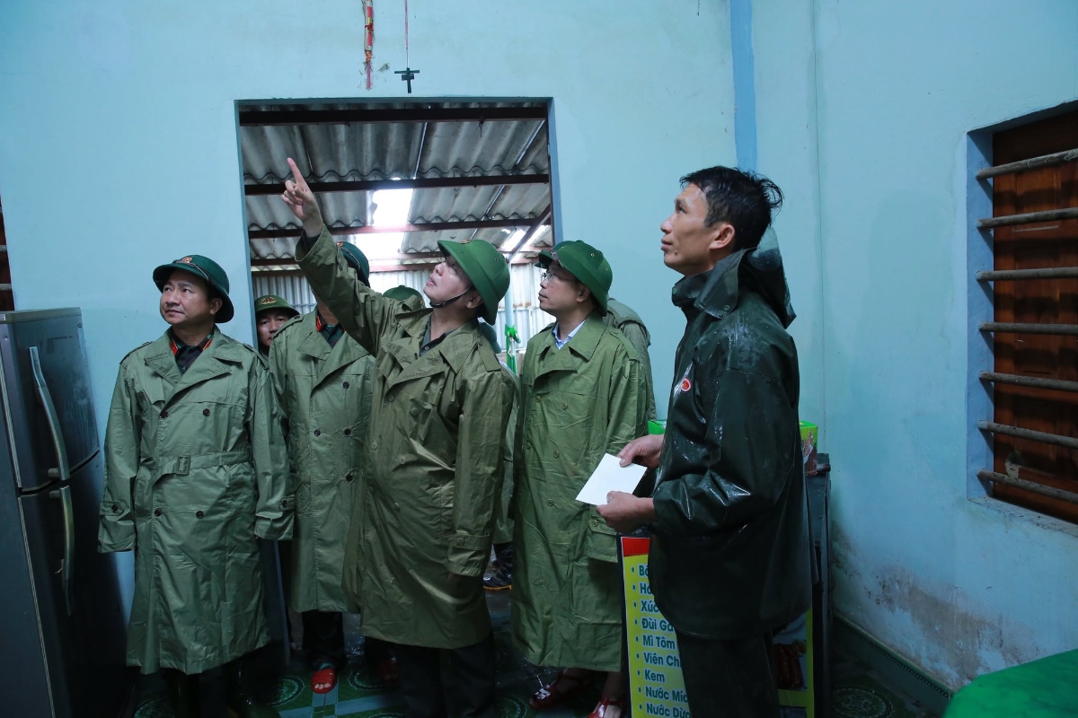 Thăm gia đình ông Nguyễn Quang Tự, có ngôi nhà bị tốc mái nặng sau bão, Phó Thủ tướng lưu ý, khi lợp lại mái nhà cần đặt an toàn lên hàng đầu