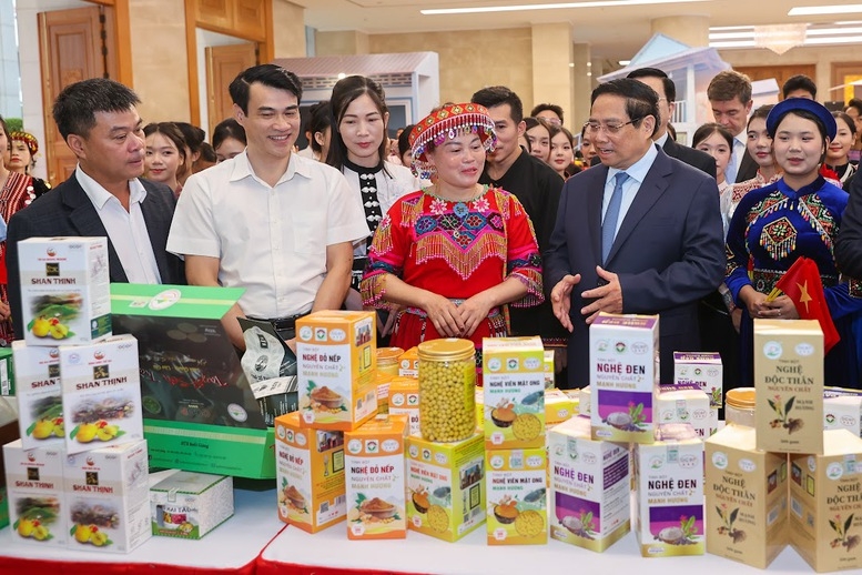 Thủ tướng tham quan gian hàng sản phẩm tại Hội nghị. Ảnh: VGP.