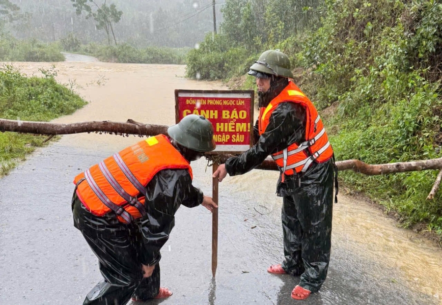 Đồn Biên phòng Ngọc Lâm (Nghệ An) cắm biển cảnh báo, cử lực lượng túc trực tại các điểm cầu tràn trên địa bàn xã Sơn Lâm đã bị mưa bão số 5 dâng cao để ngăn chặn người qua lại, đảm bảo an toàn cho Nhân dân…