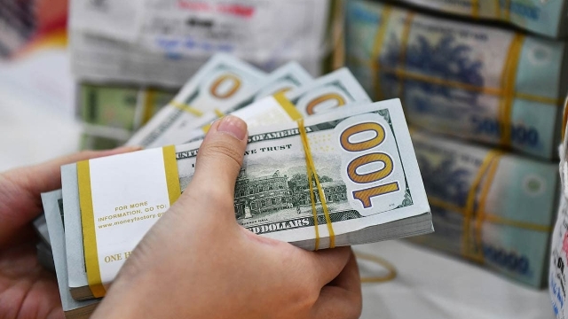 Giá USD tự do tăng nhanh nhưng vẫn thấp hơn ngân hàng khoảng 100 đồng