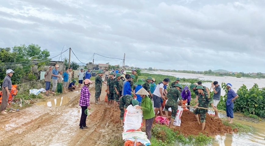 Cán bộ, chiến sĩ Sư đoàn 390 cùng nhân dân gia cố đê sông Hoạt.