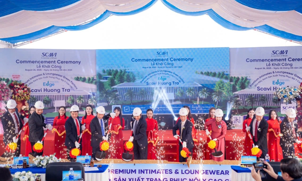 Các đại biểu thực hiện nghi thức khởi công dự án