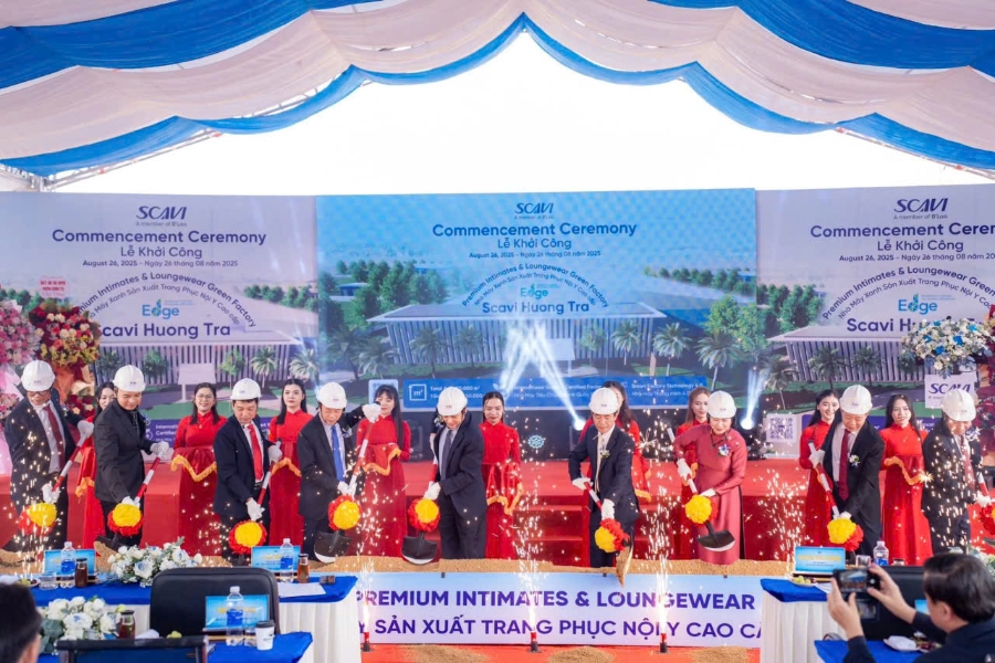 Các đại biểu thực hiện nghi thức khởi công dự án