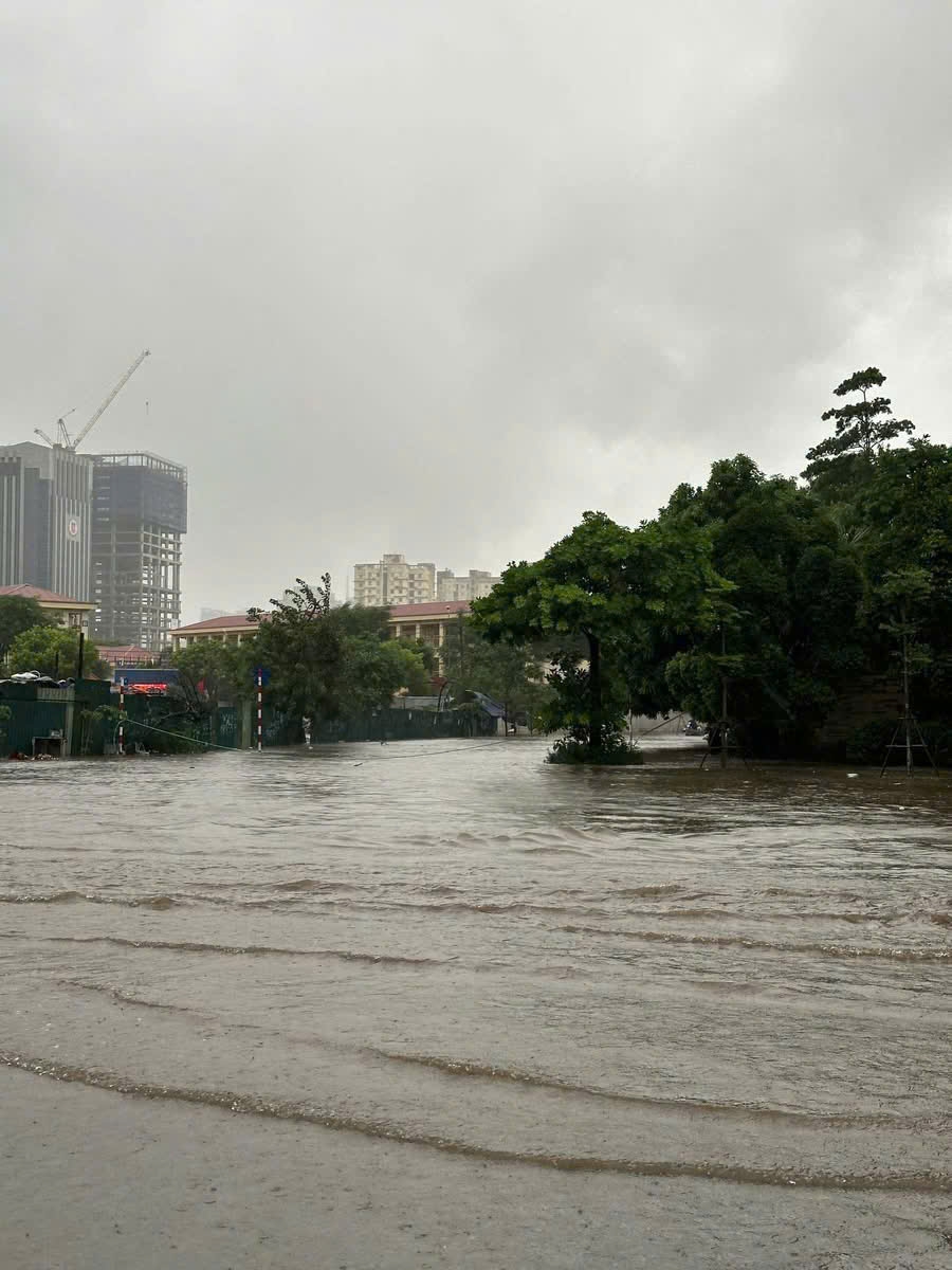 Nước dâng cao, tái hiện trận lụt năm 2008 tại Hà Nội.