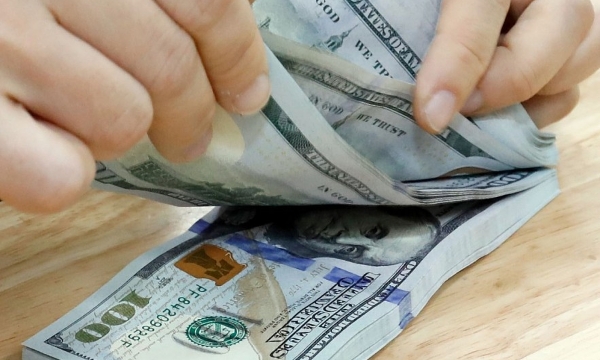 Chênh lệch giá mua – bán USD tự do thu hẹp còn 30 đồng
