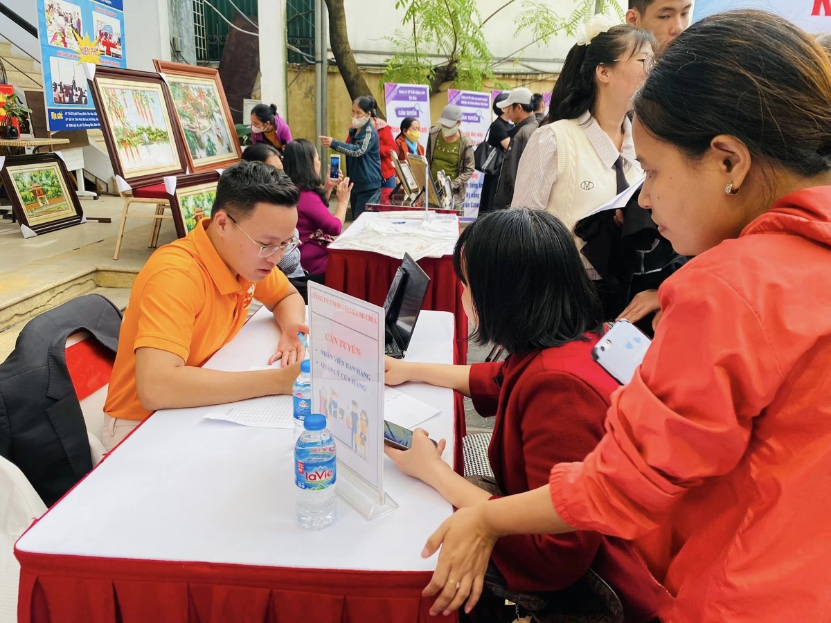 Doanh nghiệp sử dụng lao động là người khuyết tật sẽ được giảm tiền đóng bảo hiểm thất nghiệp. Ảnh: Thu Hằng.