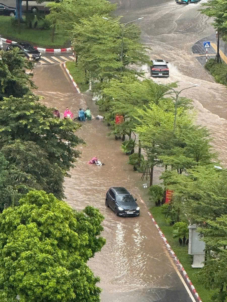 Nhiều người điều khiển phương tiện cố băng qua khu vực bị ngập sâu.   