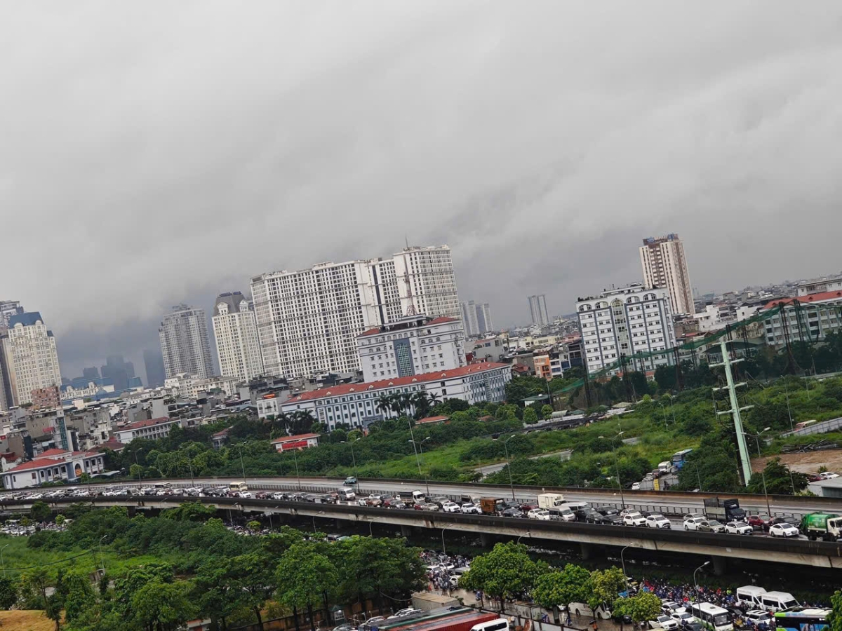 Ùn tắc trên đường vành đai 3 hướng vào Hà Nội kéo dài nhiều km...