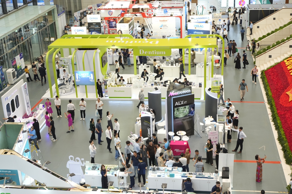 Trong khuôn khổ hội nghị còn có&nbsp;khu vực Triển lãm nha khoa quốc tế, mang đến những sản phẩm, công nghệ và giải pháp chăm sóc răng miệng tiên tiến.