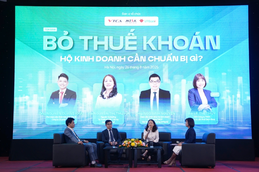Các diễn giả trả lời vướng mắc của các hộ kinh doanh về quy định mới. 