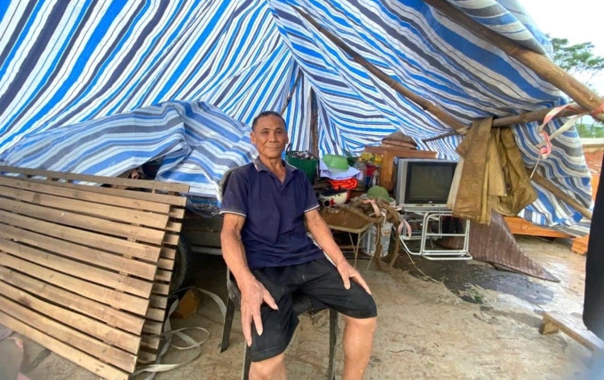 Ông Đoàn Văn Tháp (70 tuổi, ở thôn Bình Lâm, xã Hà Trung), cho biết, vào khoảng 11h trưa nay (26/8) nước lũ trên sông Lèn về rất nhanh, gia đình trở tay không kịp. “Hai ông bà chỉ kịp mang vác đồ đạc lên bờ đê, còn mấy chục con gà thì không kịp di chuyển. Đến chiều nay, nhà tôi đang bị ngập sâu hơn hơn 1,5m. Với tình hình nước lũ tiếp tục dâng cao thế này thì gia đình chúng tôi phải ở tạm trên bờ đê vài ngày nữa”, ông Tháp chia sẻ.