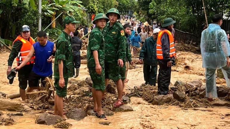 Lực lượng cứu hộ tại bản Na Nghịu, xã Sơn Điện