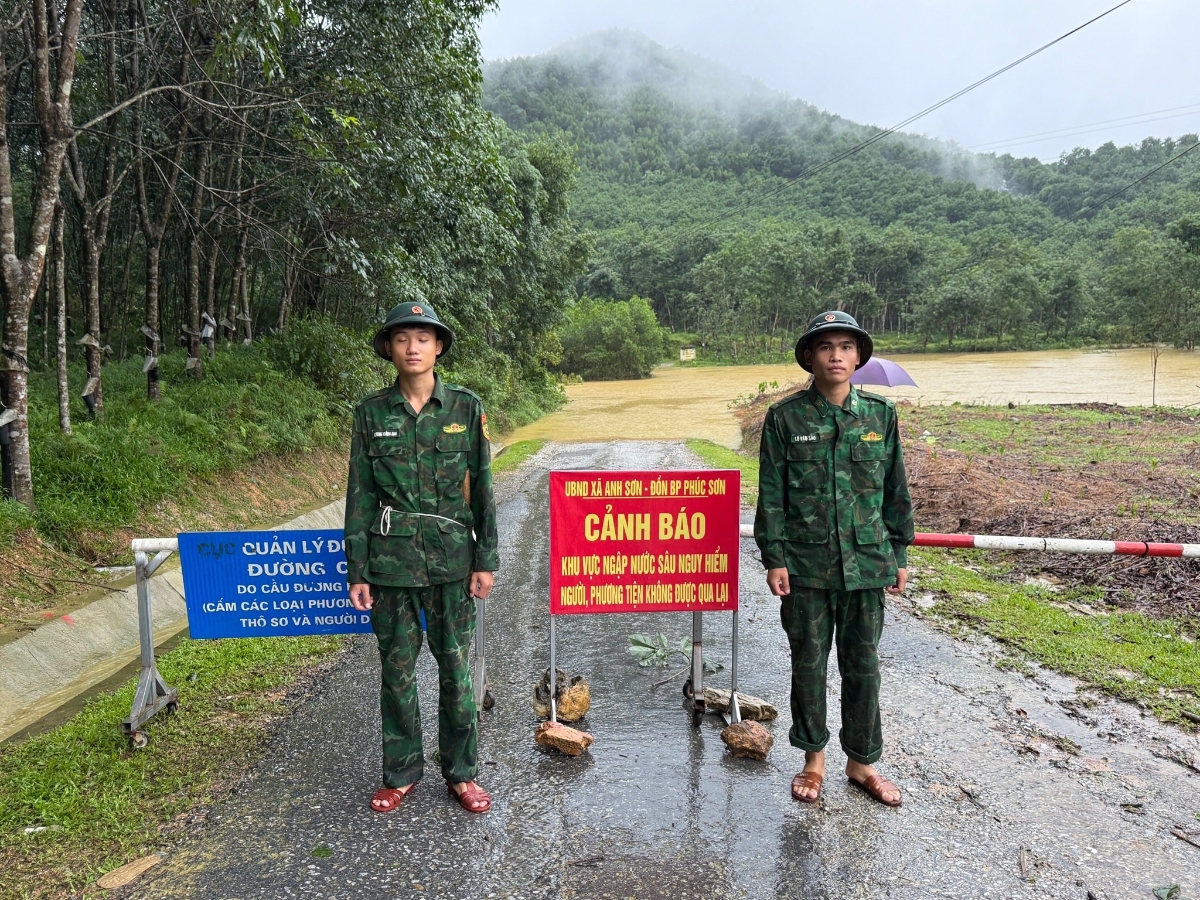 Khu vực cầu tràn Bản Vều 4, xã Anh Sơn nước ngập sâu 2m người, phương tiện ko qua lại được. Đồn Biên phòng Phúc Sơn cắm biển cảnh báo tại khu vực ngập nước sâu nhằm đảm bảo an toàn.