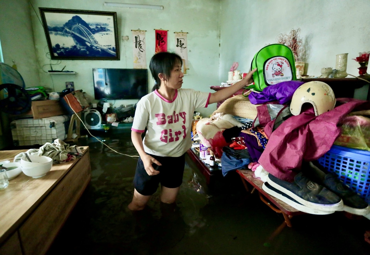 Tại một số khu dân cư nằm tại vùng trũng thấp, nước dâng cao tràn vào nhà khiến cuộc sống, sinh hoạt của người dân bị đảo lộn