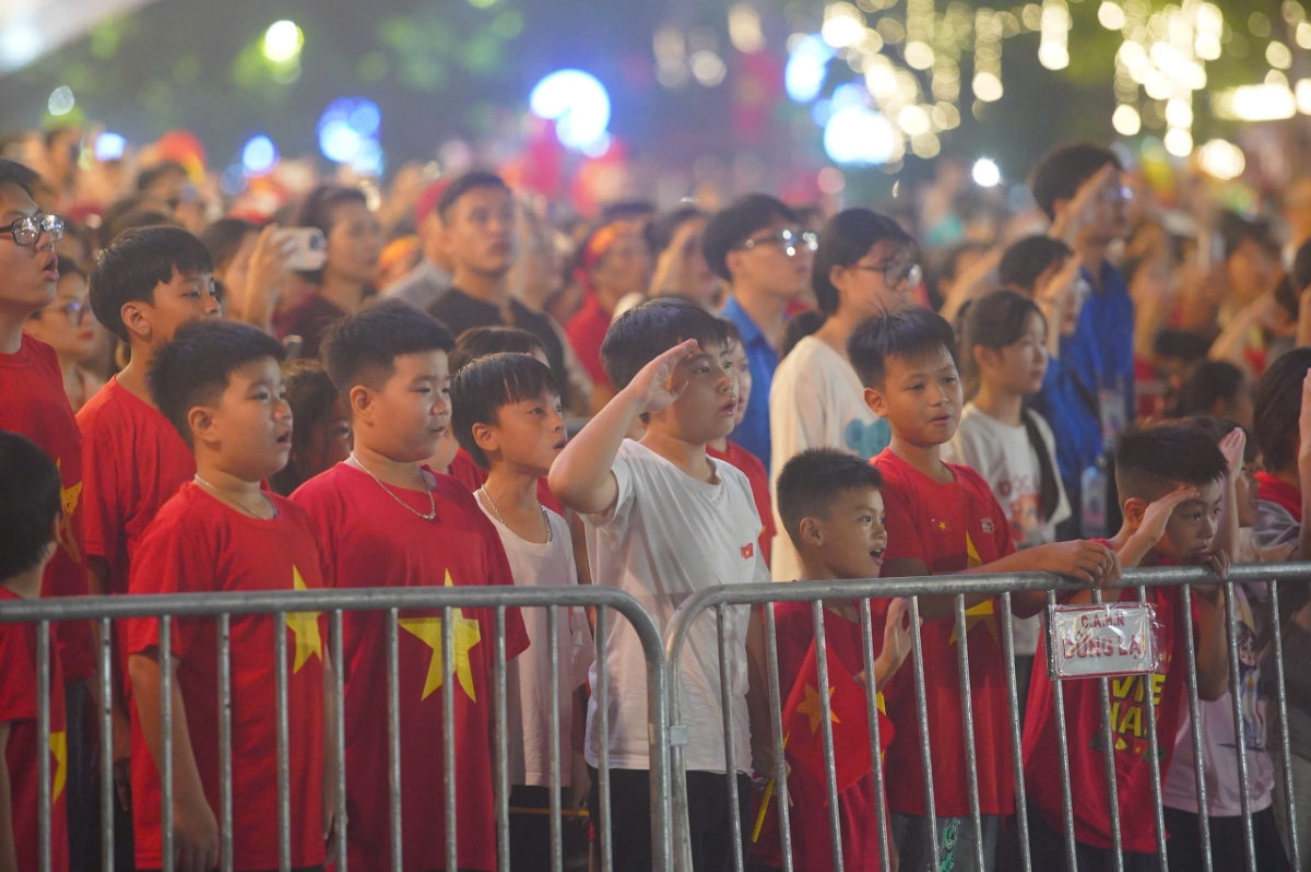 Khi các khối diễu binh, diễu hành đi qua các tuyến phố, rất đông người dân đã xúc động đón chào.